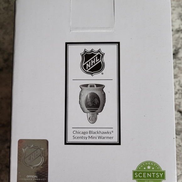Scentsy Chicago Blackhawks Mini warmer. NWT - Picture 2 of 2